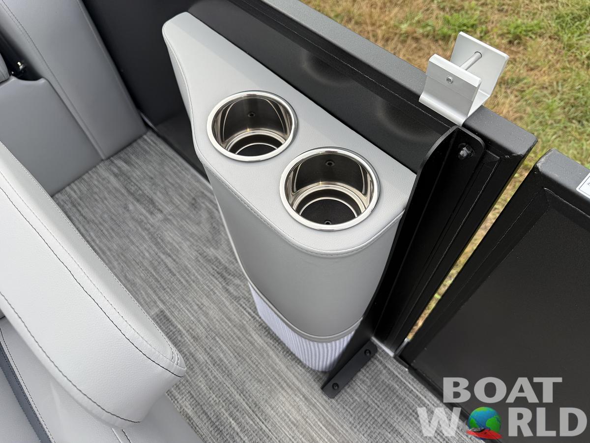 2025 Bentley Pontoons Legacy 200 Swingback