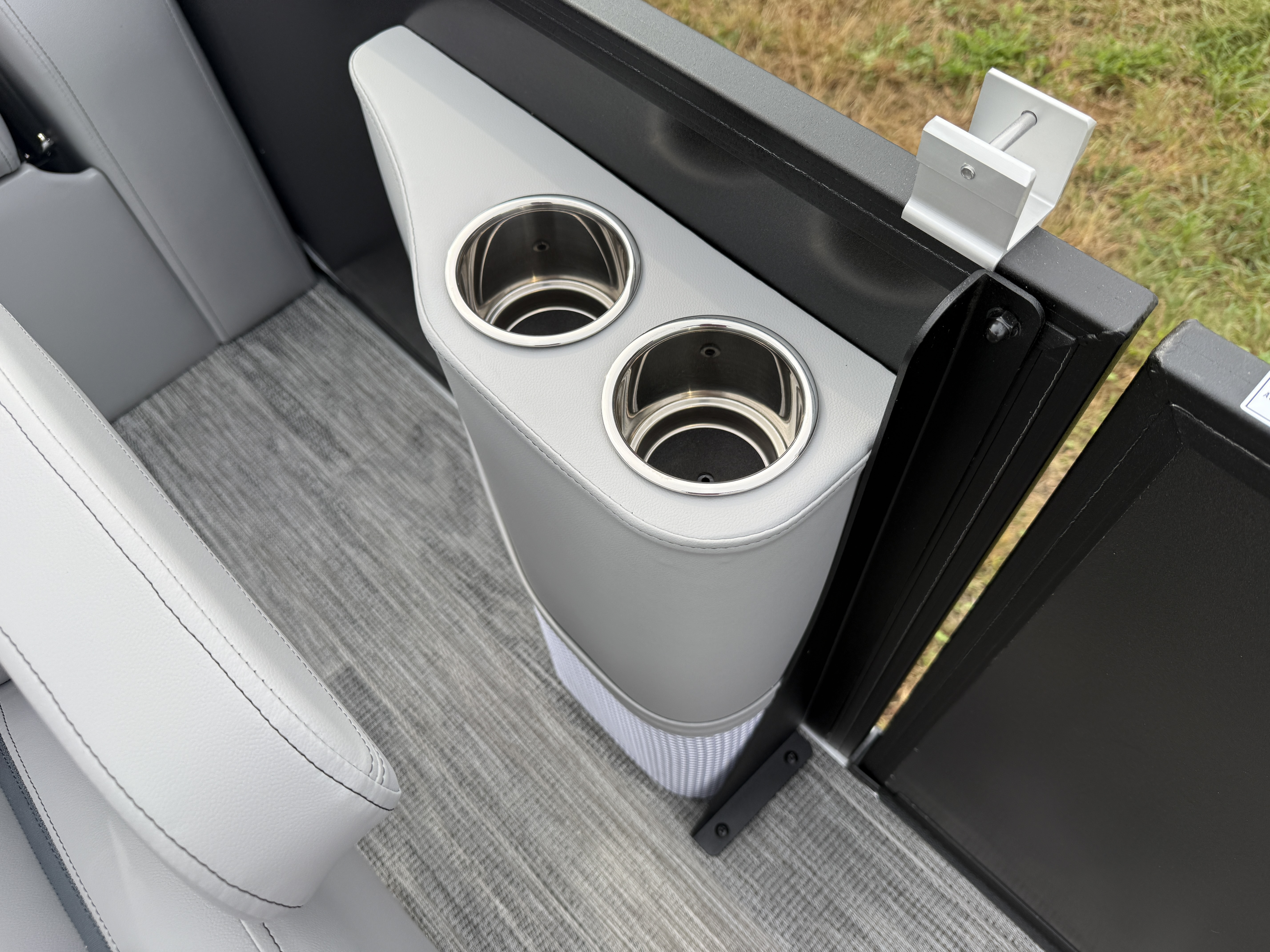 2025 Bentley Pontoons Legacy 200 Swingback