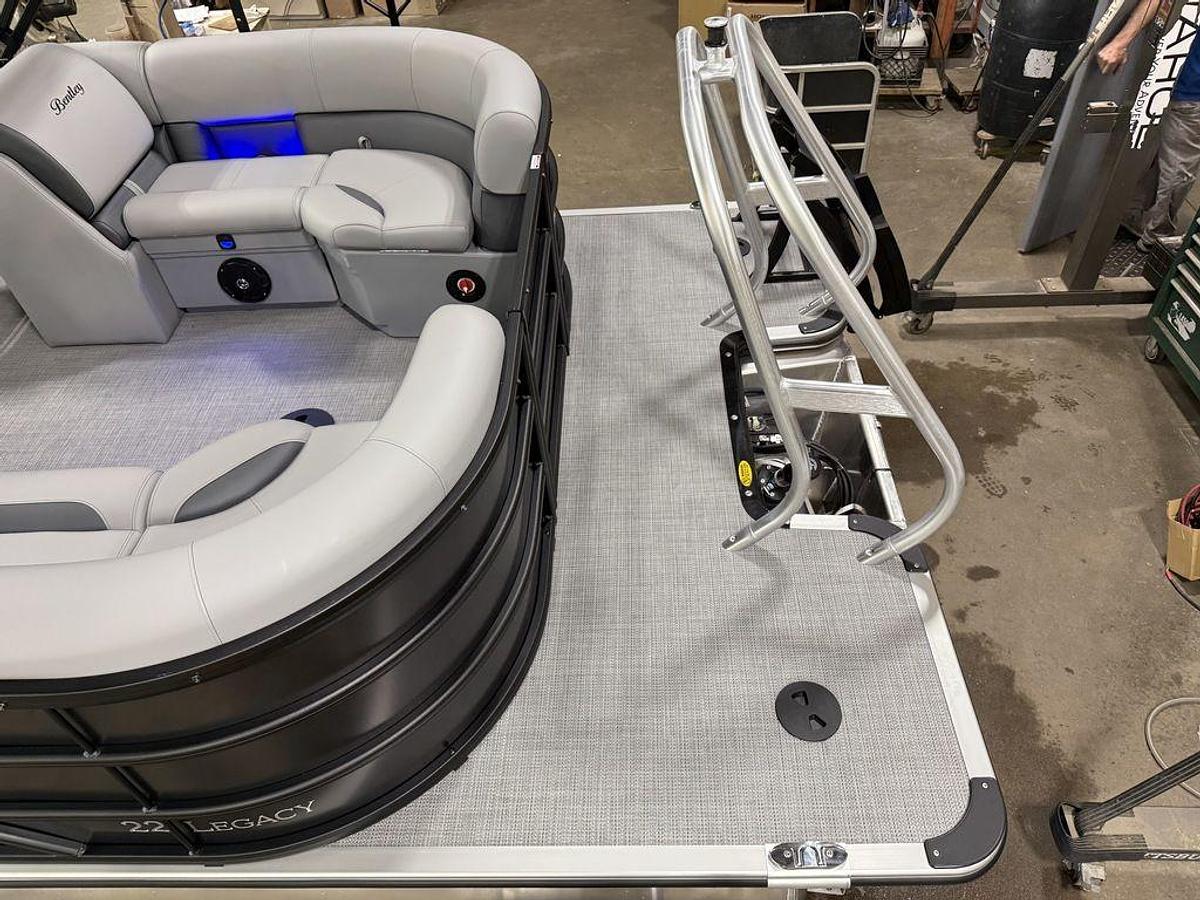 2025 Bentley Pontoons Legacy 220 Navigator Quad Lounge & Honda 4-Stroke EFI