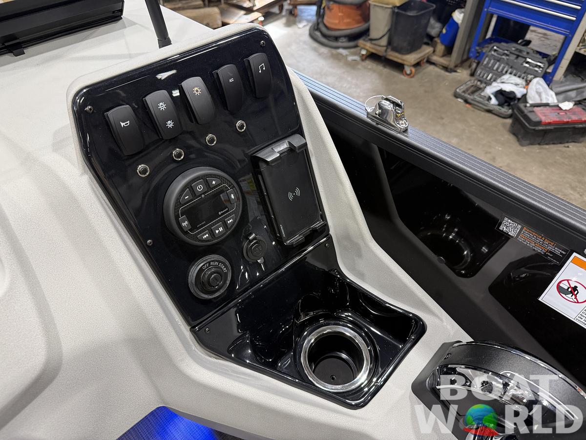 2027 Princecraft Vectra 23 RL SS Swingback Pontoon $36,995