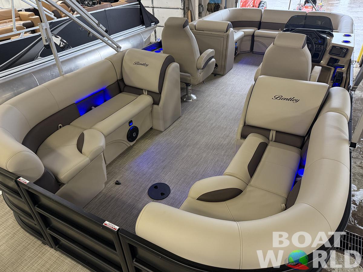 2025 Bentley Pontoons Legacy 220 Navigator Quad Lounge & Honda 4-Stroke EFI