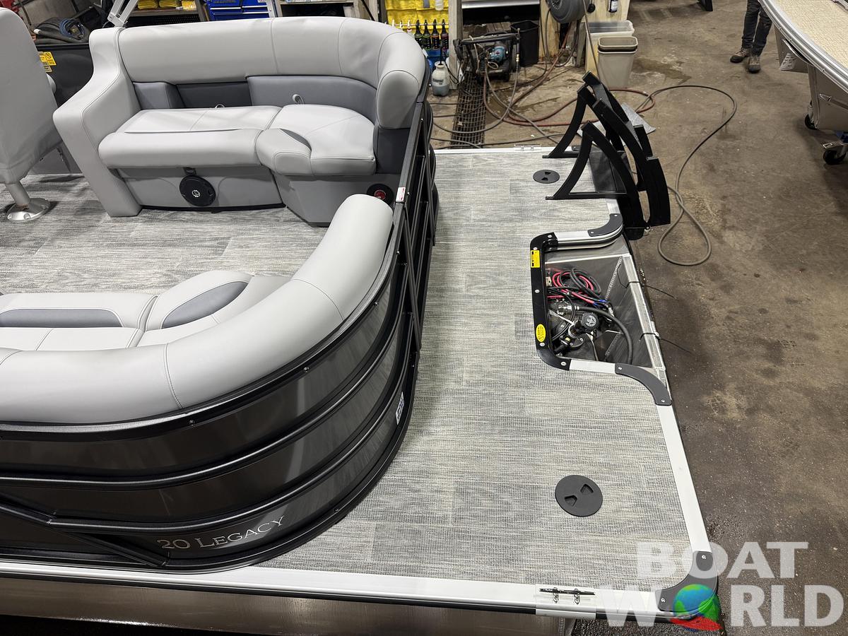 2026 Bentley Pontoons Legacy 220 Navigator Quad Lounge