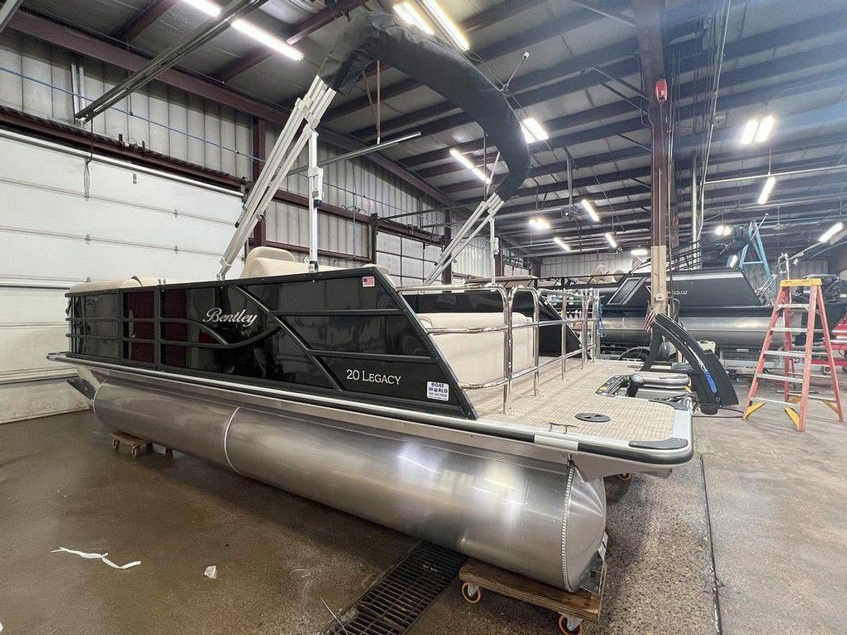 2025 Bentley Pontoons Legacy 200 Swingback & Honda 4-Stroke EFI