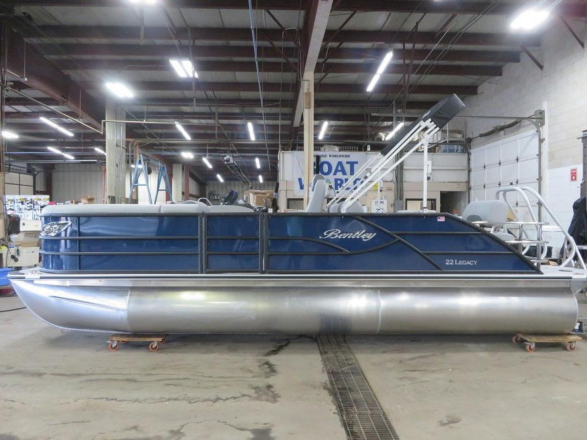 2025 Bentley Pontoons Legacy 223 QSB Swingback Tritoon & Honda 4-Stroke EFI