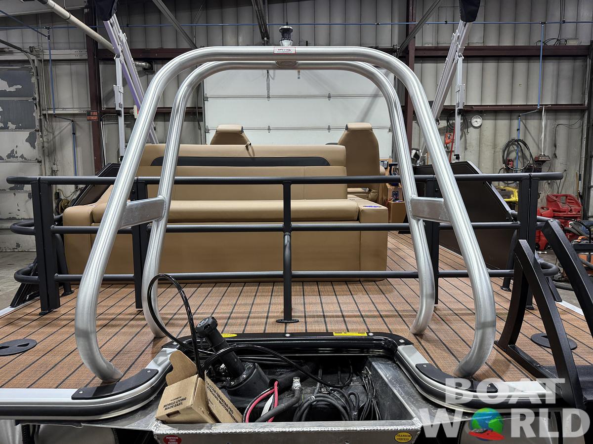 2026 Bentley Pontoons Legacy 223 Swingback Tritoon 