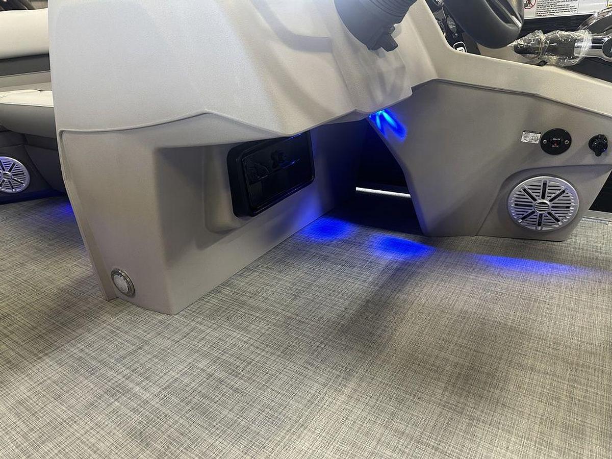 2025 Princecraft Vectra 21 RL Swingback Lounge Pontoon & Mercury 4-Stroke EFI