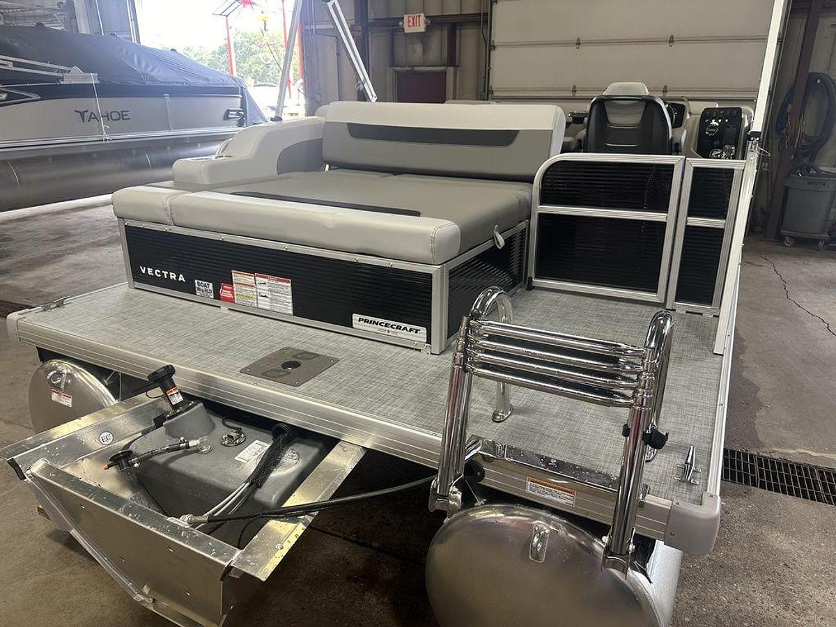 2025 Princecraft Vectra 21 RL Swingback Lounge Pontoon & Mercury 4-Stroke EFI