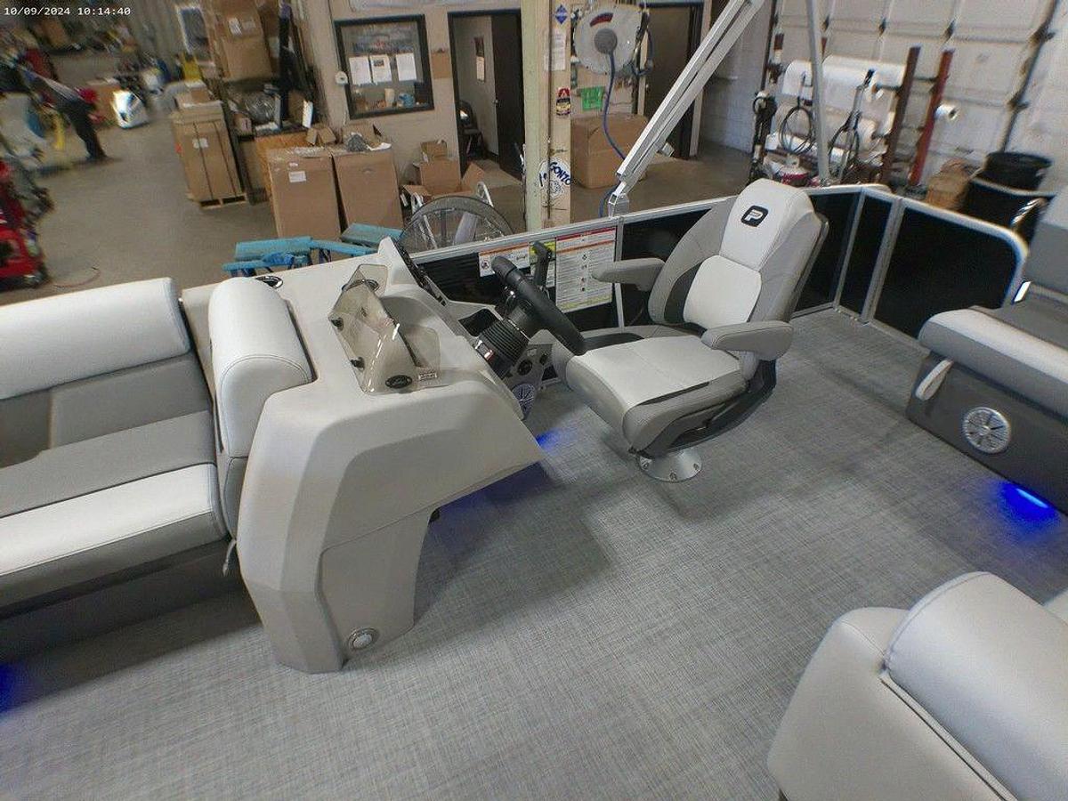 2025 Princecraft Vectra 23 RL Swingback Lounge Pontoon & Mercury 4-Stroke EFI