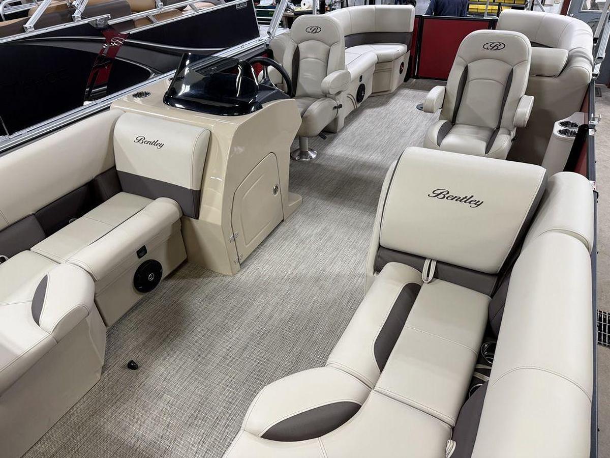 2025 Bentley Pontoons Legacy 200 Navigator Quad Lounge & Honda 4-Stroke EFI