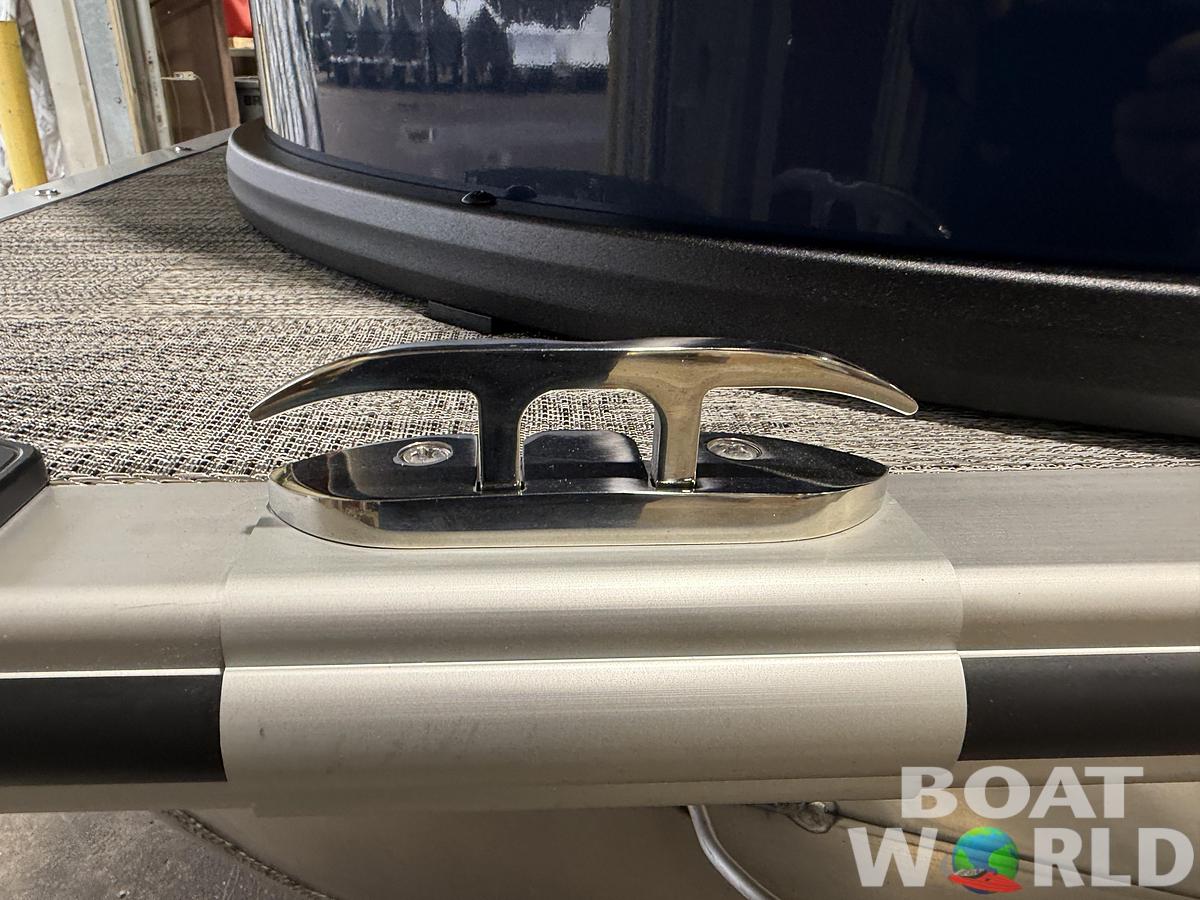 2026 Bentley Pontoons Legacy 223 Swingback Tritoon 