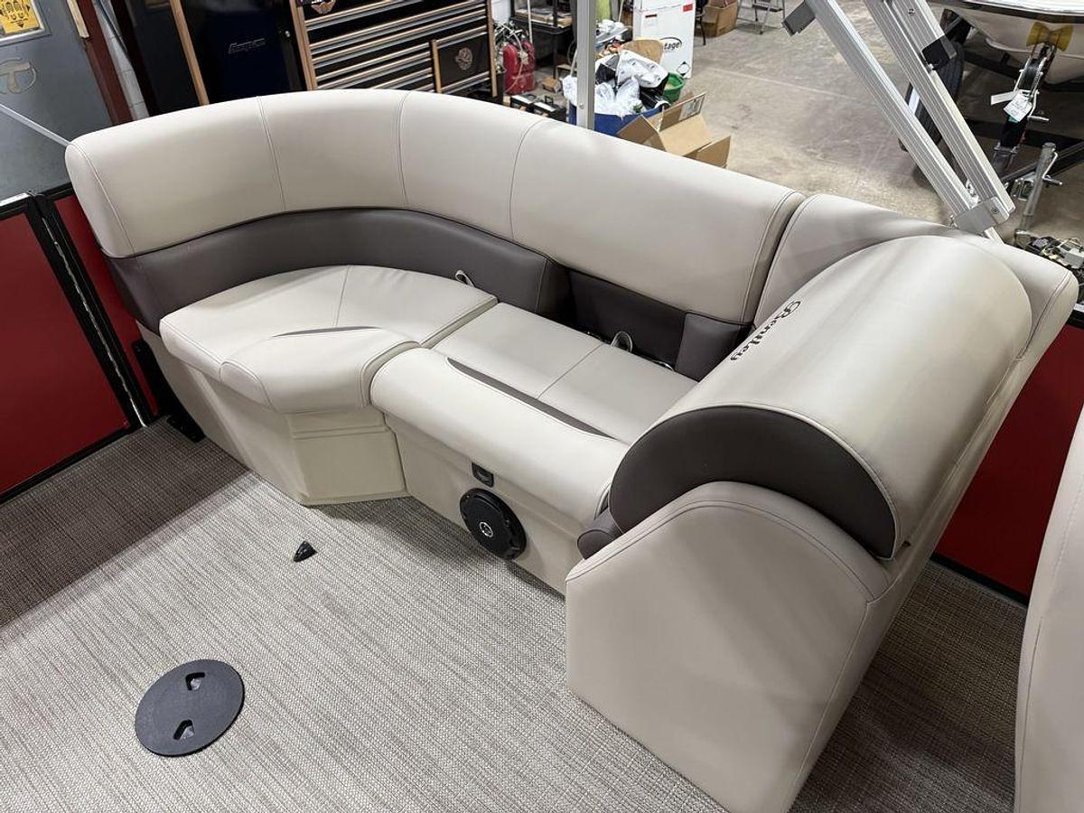 2025 Bentley Pontoons Legacy 200 Navigator Quad Lounge & Honda 4-Stroke EFI