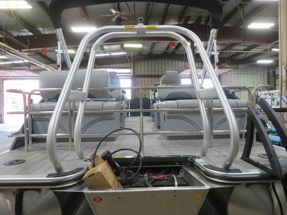 2025 Bentley Pontoons Legacy 223 QSB Swingback Tritoon & Honda 4-Stroke EFI