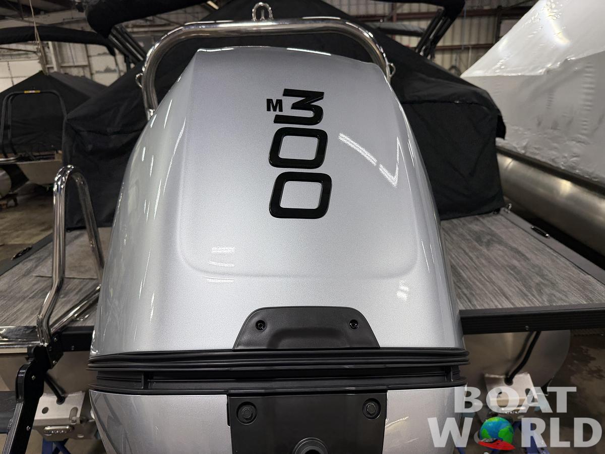 2026 Bentley Pontoons Elite 253 300HP Swingback Tritoon