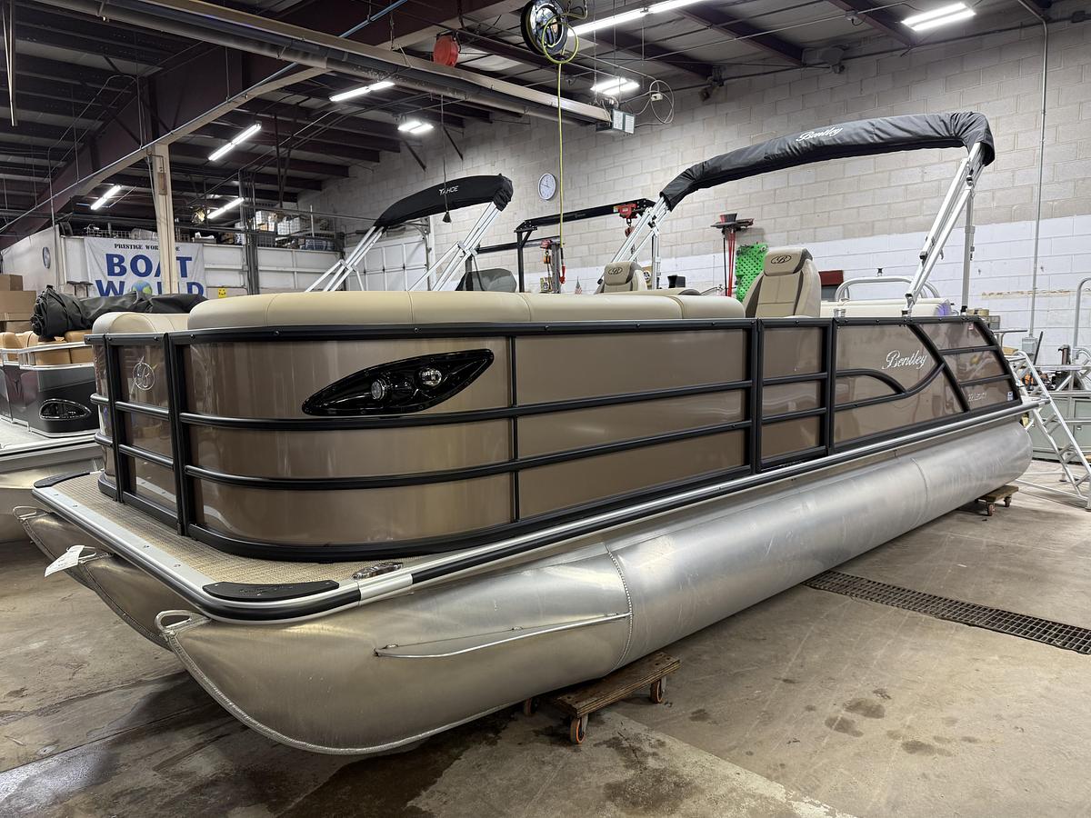 2025 Bentley Pontoons Legacy 223 Swingback Tritoon & Honda 4-Stroke EFI
