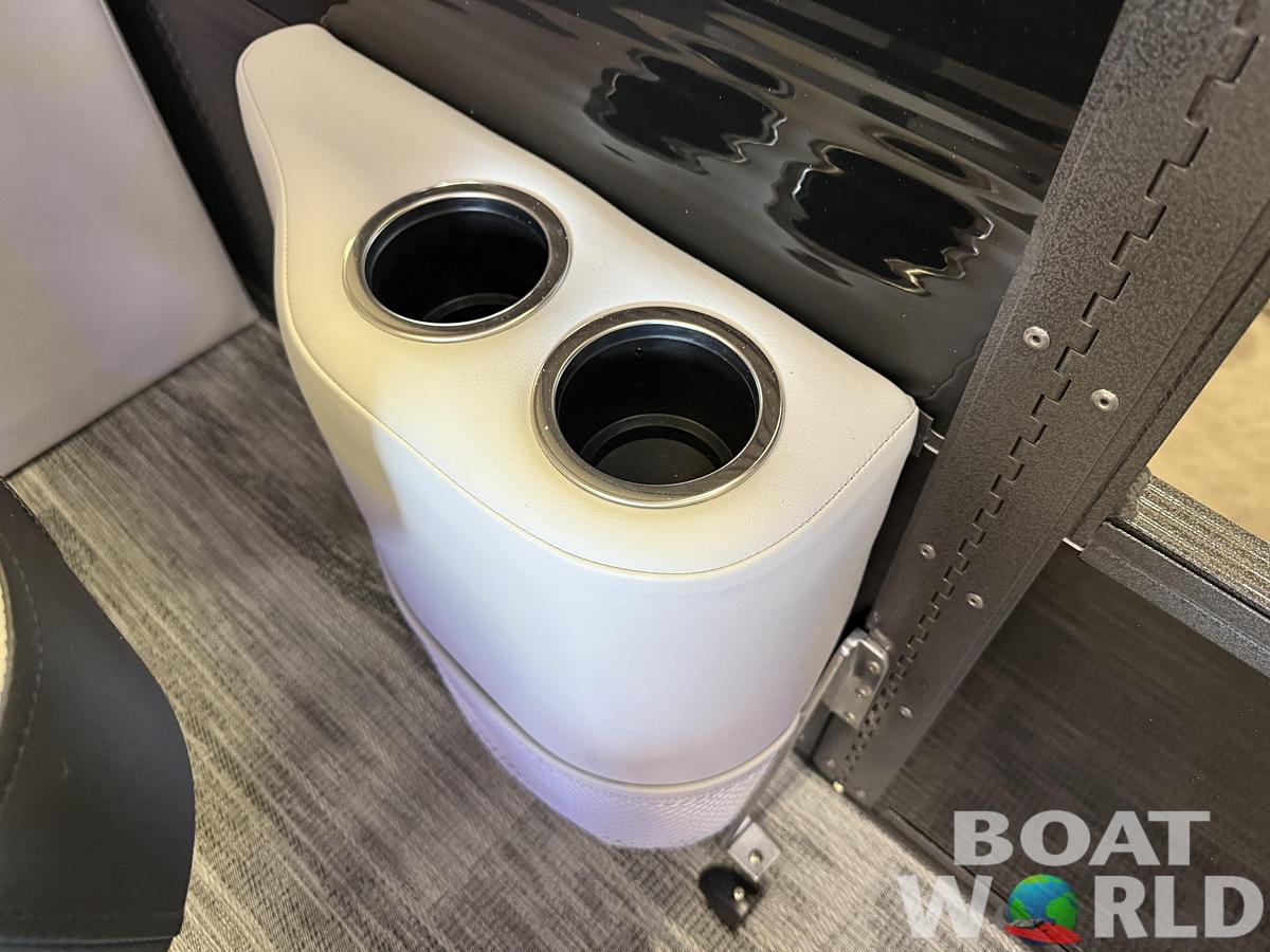 2026 Montego Bay 8522 DL Quad Lounge Tritoon