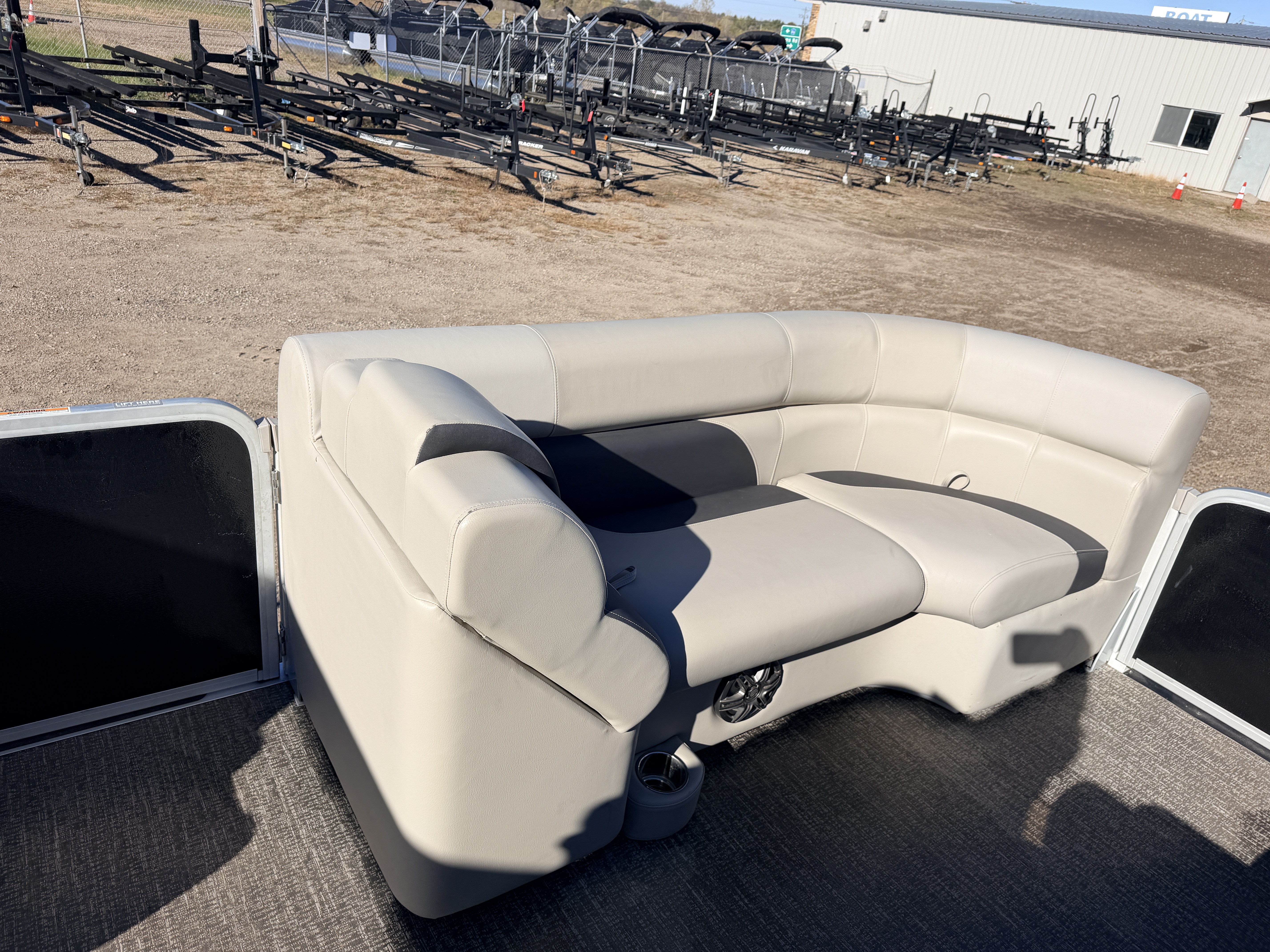 Used 2022 Premier 230 SunSpree RF & 116HP Yamaha 4Stroke -$34,995