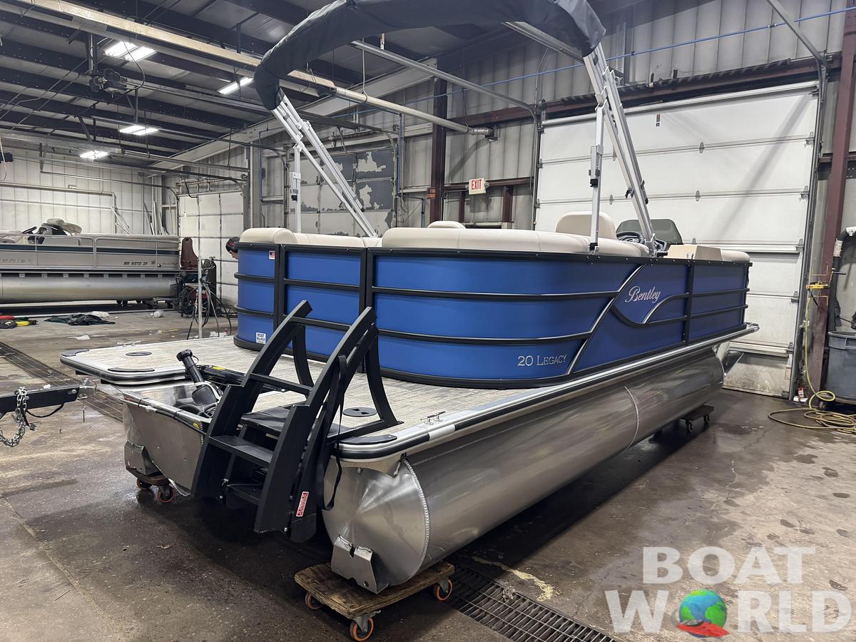 2026 Bentley Pontoons Legacy 220 Navigator Quad Lounge