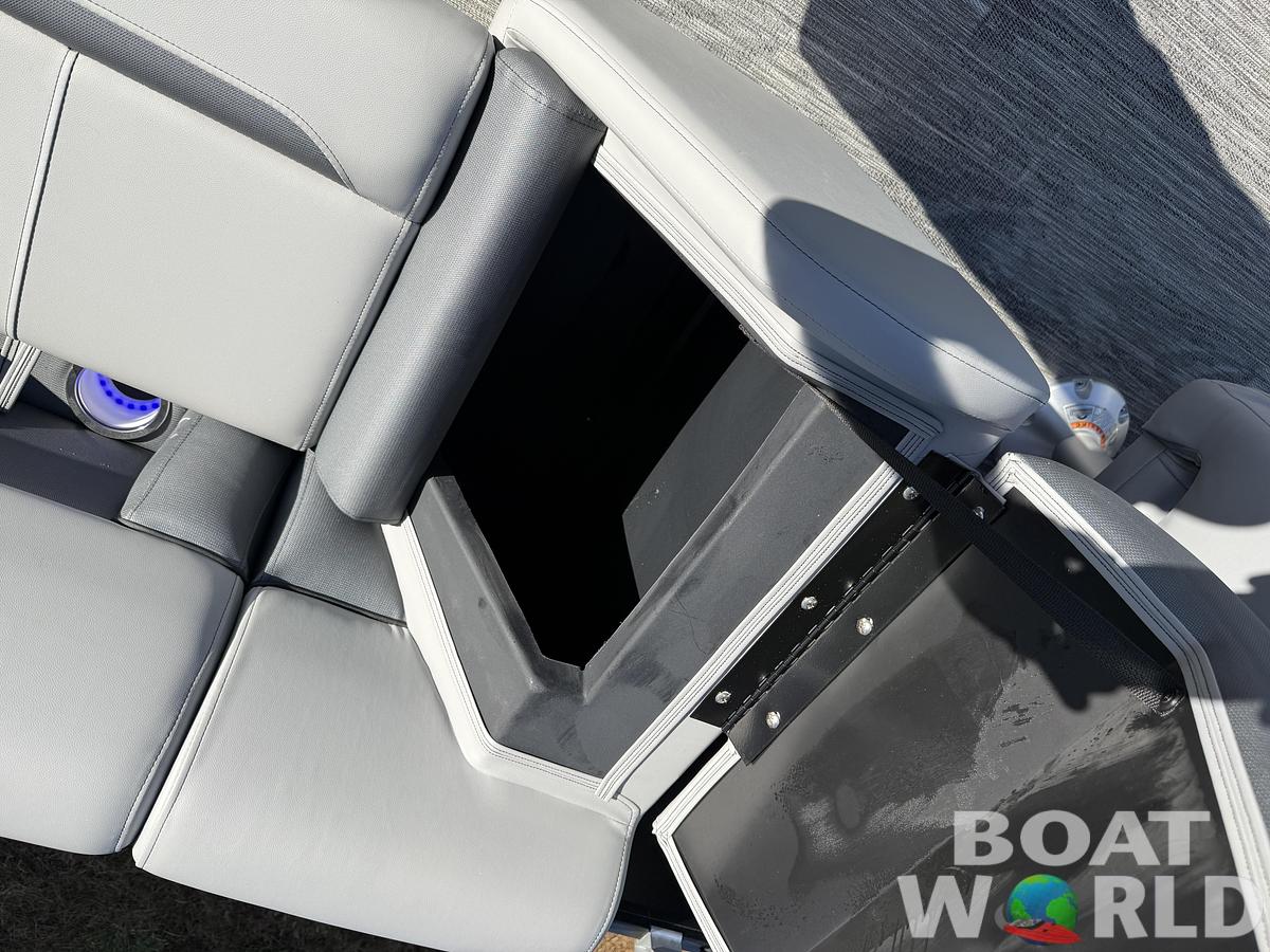 2026 Bentley Pontoons Legacy 220 Navigator Quad Lounge 