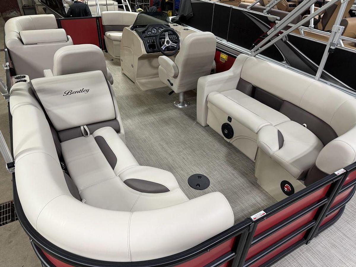2025 Bentley Pontoons Legacy 200 Navigator Quad Lounge & Honda 4-Stroke EFI