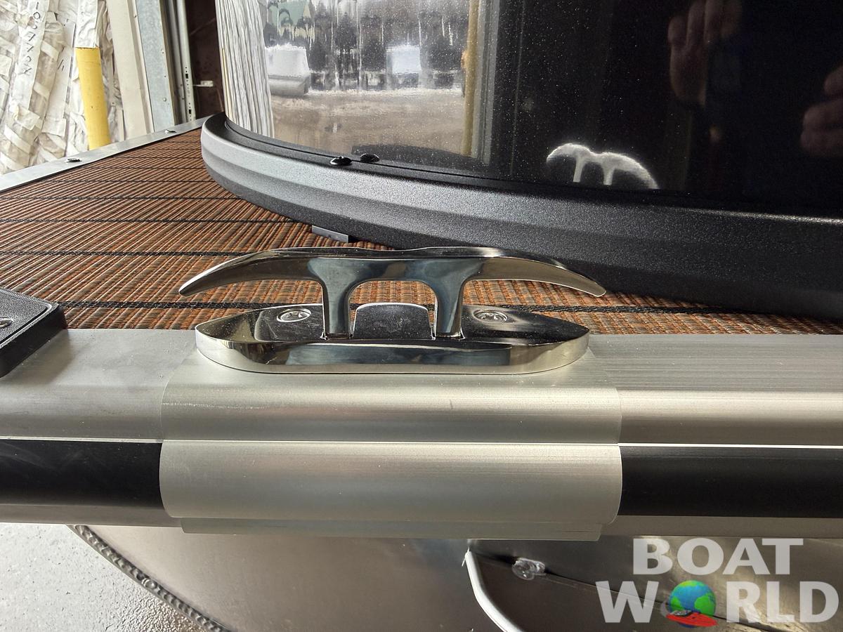 2026 Bentley Pontoons Legacy 223 QSB Swingback Tritoon 