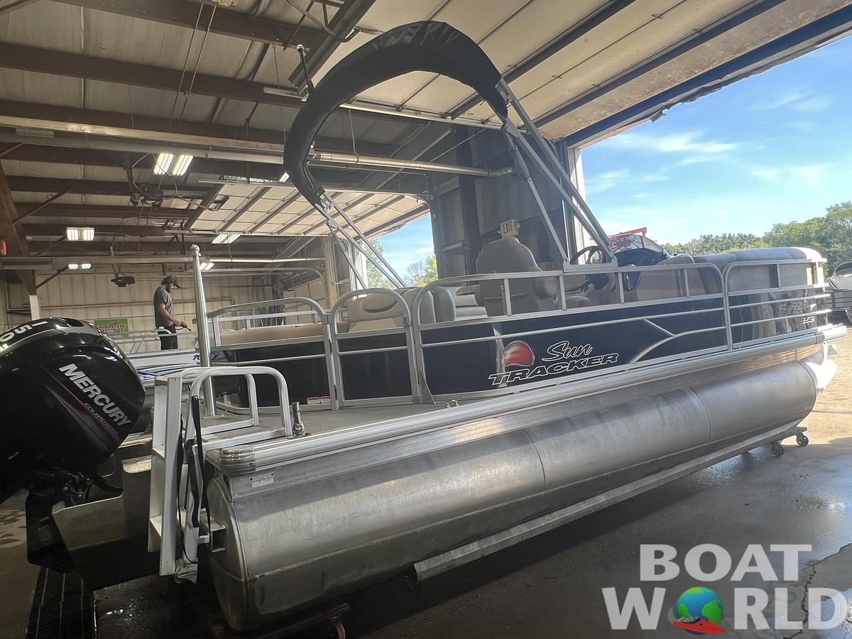 Used 2016 Sun Tracker Party Barge 22 DLX XP3 Tritoon & 150HP Mercury 4Stroke