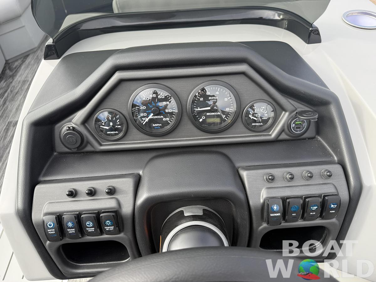 2026 Bentley Pontoons Legacy 223 QSB Swingback Tritoon 