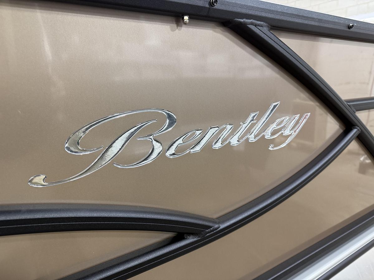 2025 Bentley Pontoons Legacy 223 Swingback Tritoon & Honda 4-Stroke EFI