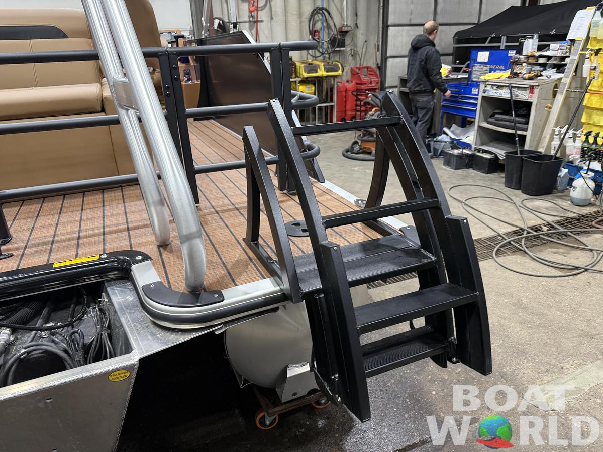 2026 Bentley Pontoons Legacy 223 Swingback Tritoon 