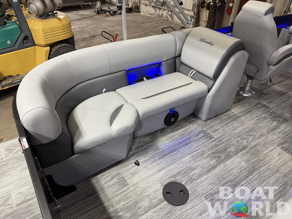 2025 Bentley Pontoons Legacy 223 Navigator Quad Lounge Tritoon & Honda 4-Stroke EFI