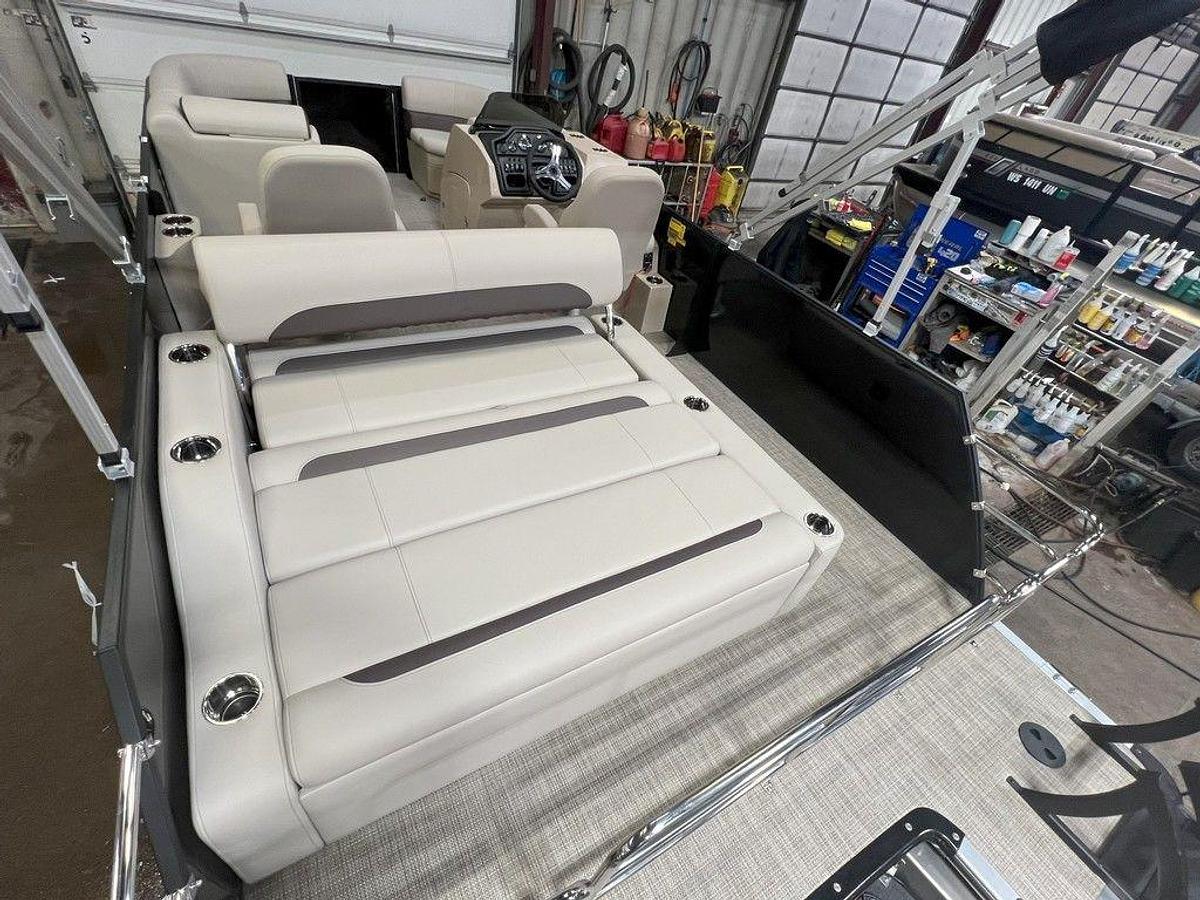 2025 Bentley Pontoons Legacy 200 Swingback & Honda 4-Stroke EFI