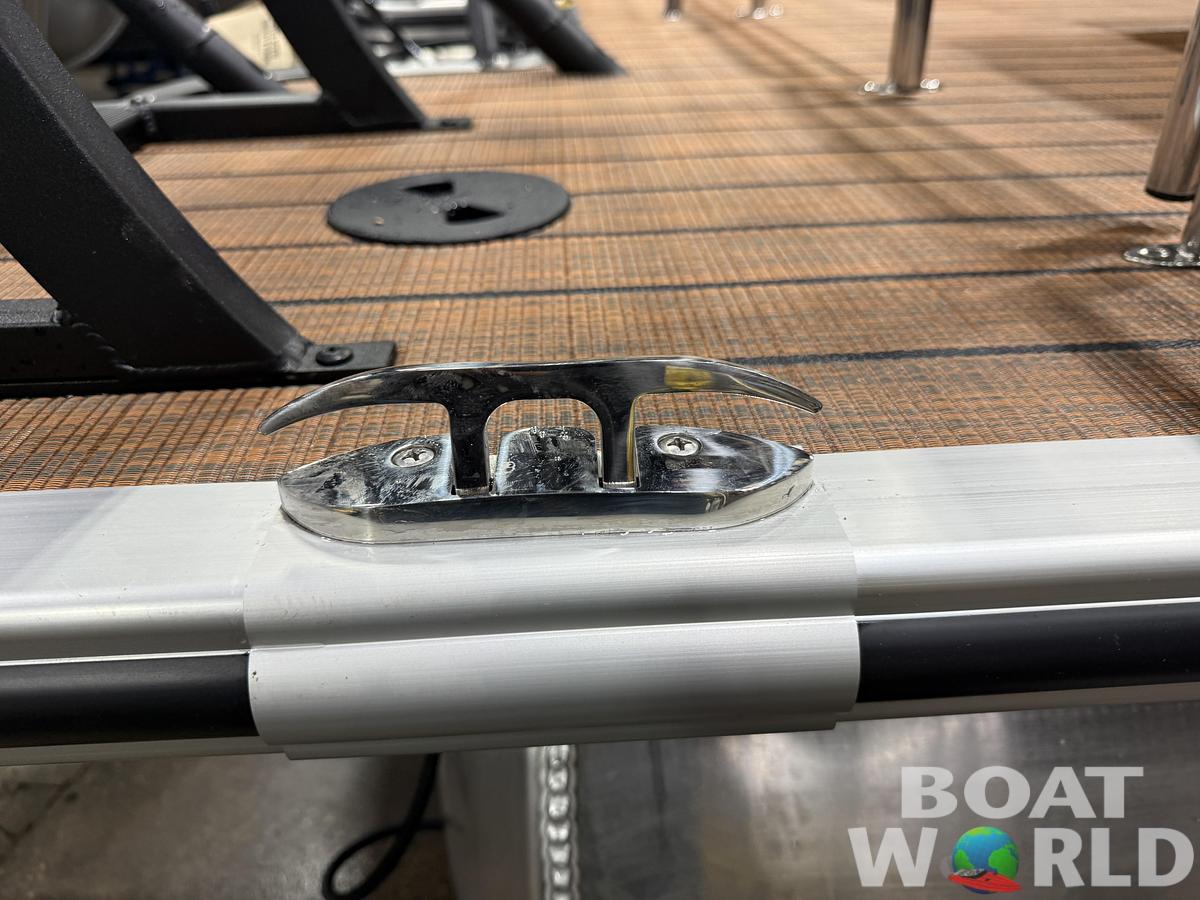 2026 Bentley Pontoons Legacy 223 QSB Swingback Tritoon 