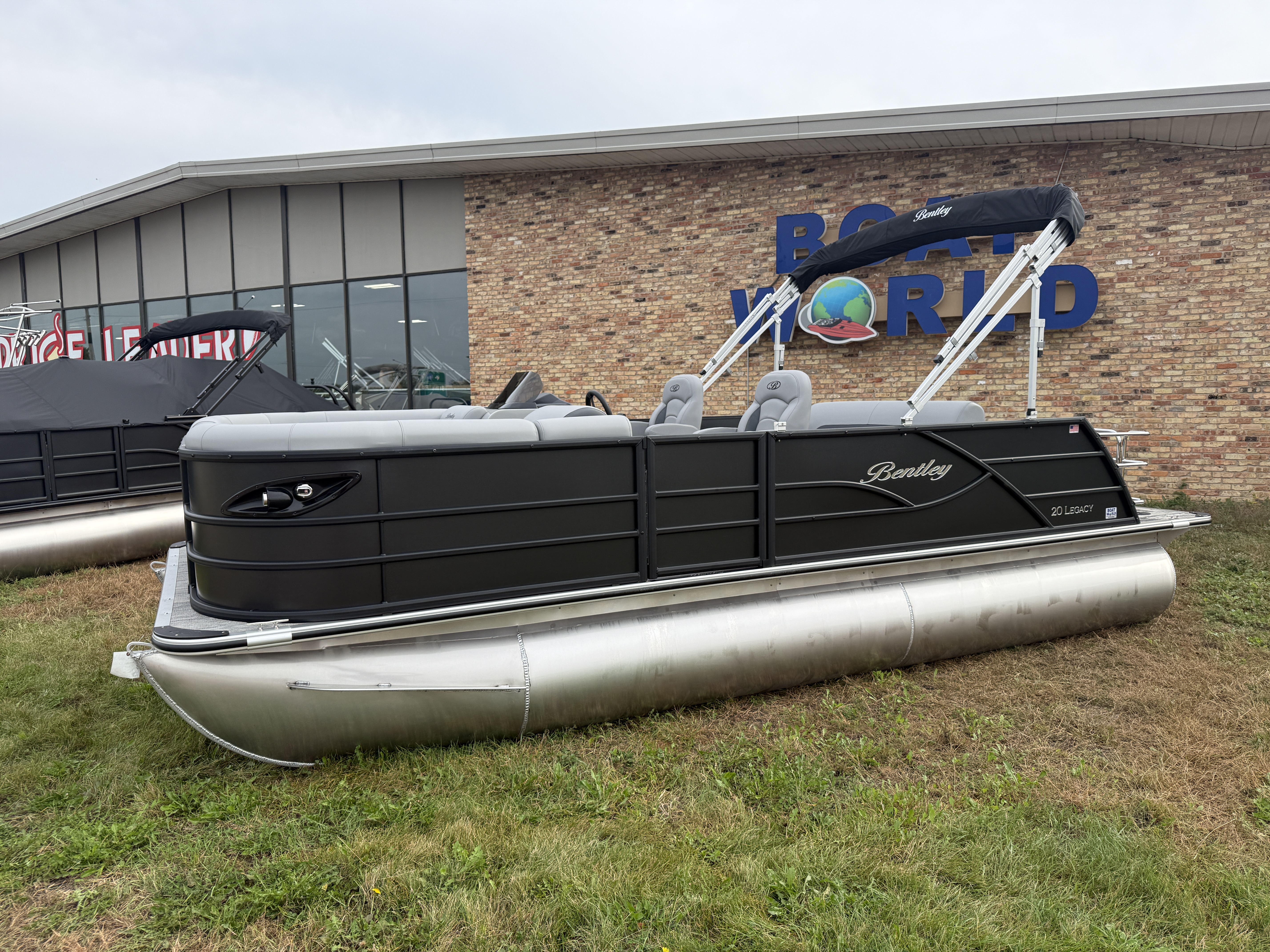 2025 Bentley Pontoons Legacy 200 Swingback
