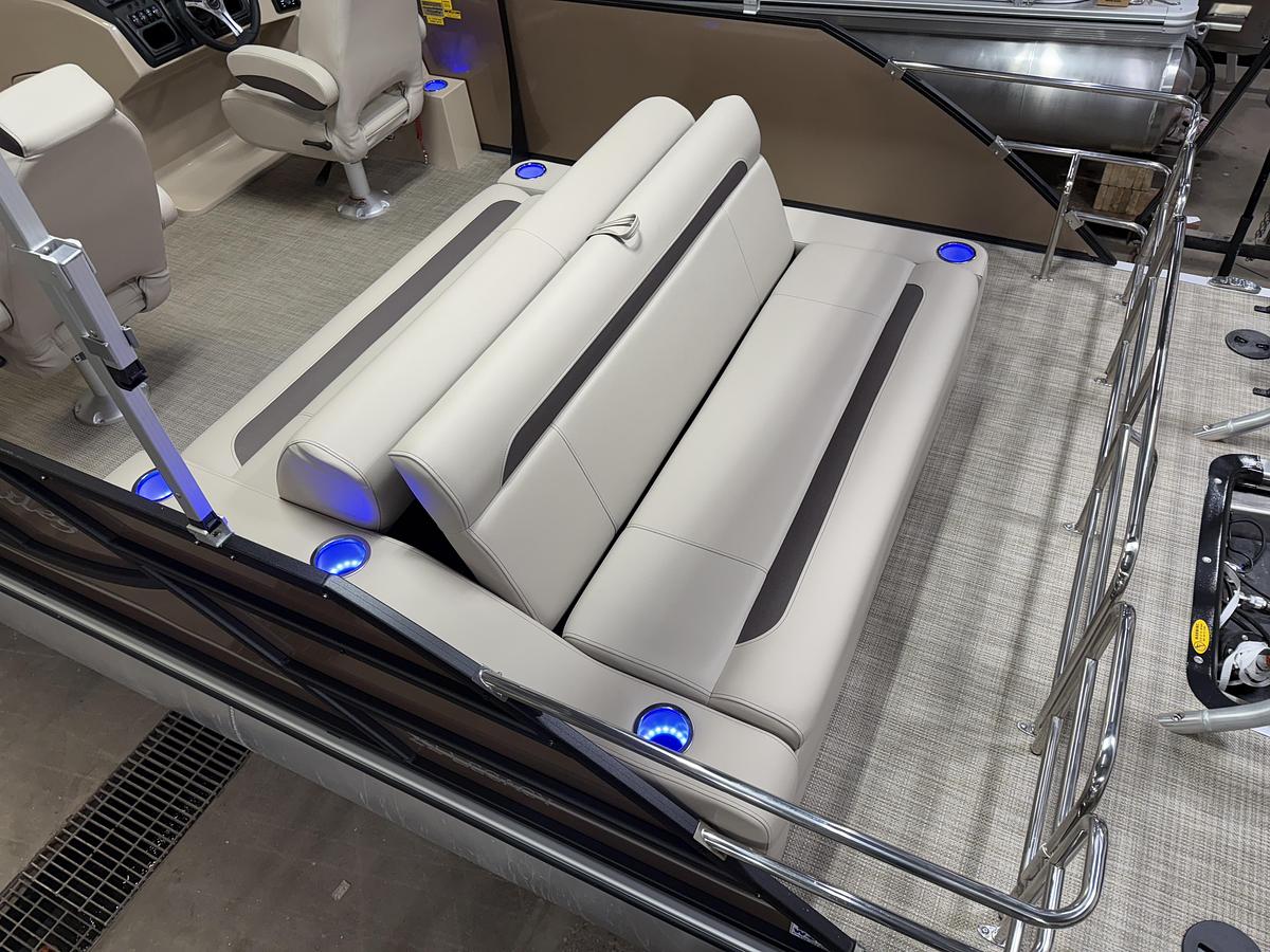 2025 Bentley Pontoons Legacy 223 Swingback Tritoon & Honda 4-Stroke EFI