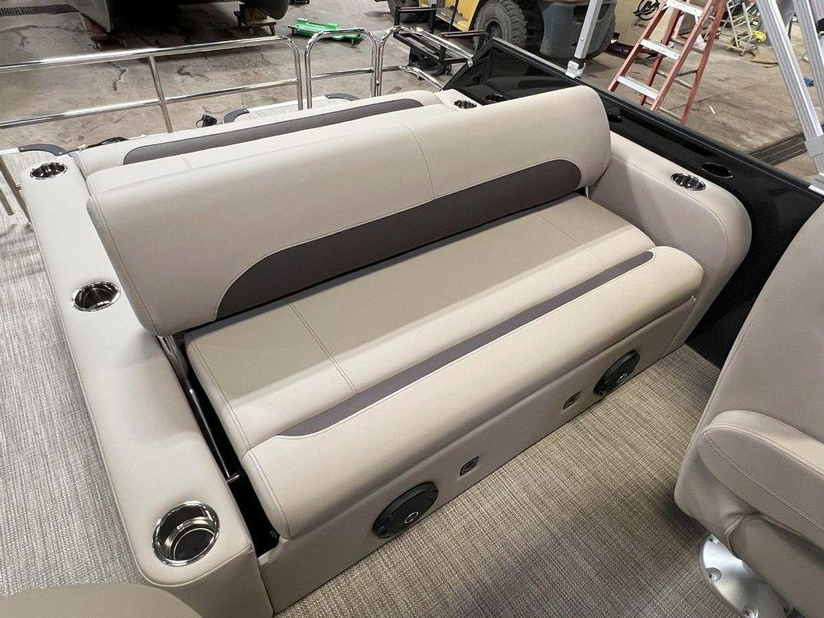 2025 Bentley Pontoons Legacy 200 Swingback & Honda 4-Stroke EFI