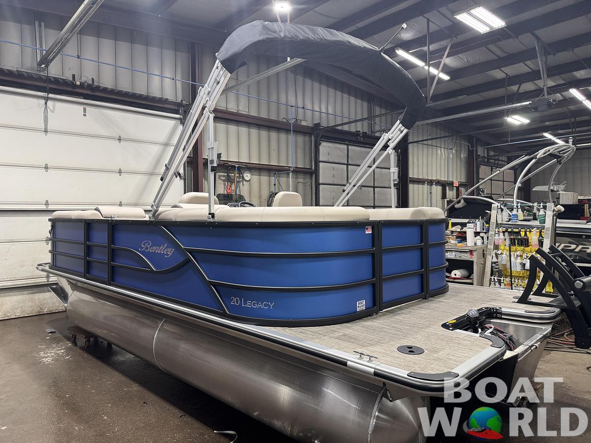2026 Bentley Pontoons Legacy 220 Navigator Quad Lounge