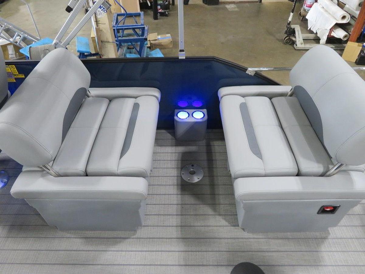 2025 Bentley Pontoons Legacy 223 QSB Swingback Tritoon & Honda 4-Stroke EFI