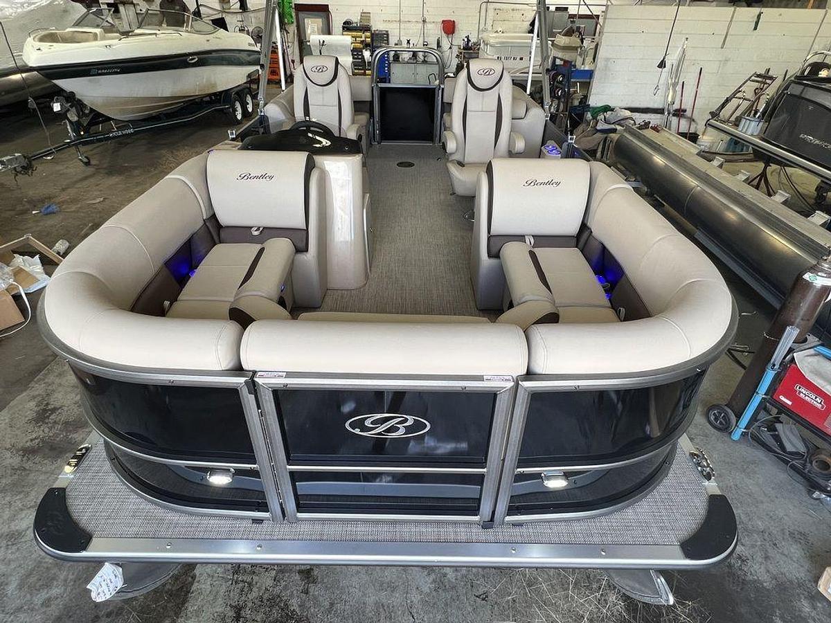 2024 Bentley Pontoons Legacy 200 Navigator Quad Lounge & Honda 4-Stroke EFI