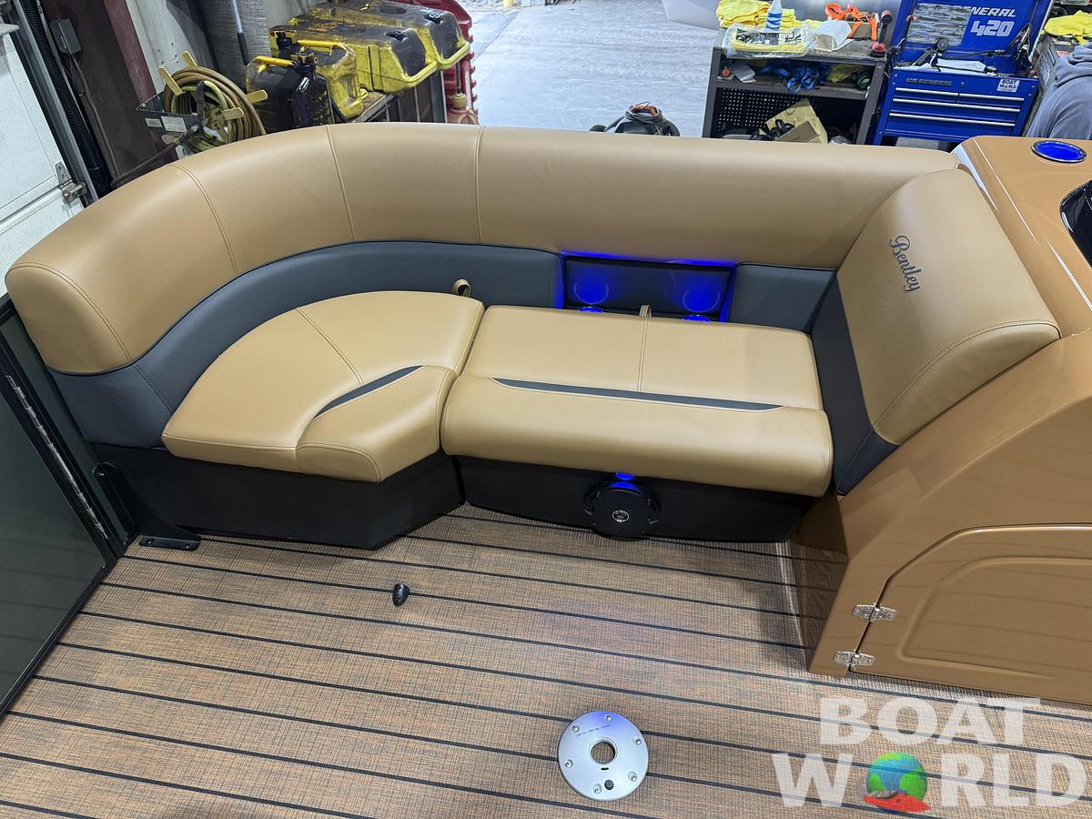 2026 Bentley Legacy 150HP 220 Navigator DL Quad Lounge $49995
