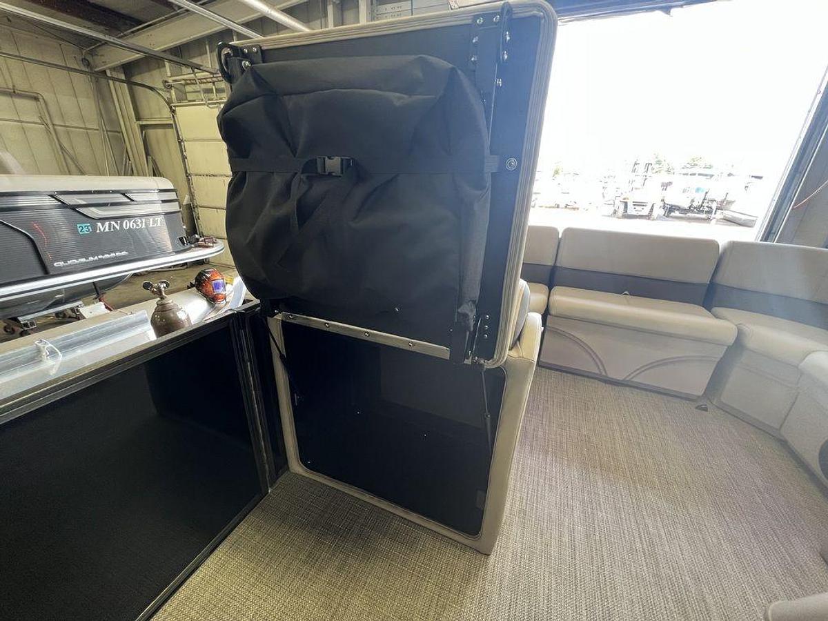 2024 Bentley Pontoons Legacy 200 Navigator Quad Lounge & Honda 4-Stroke EFI