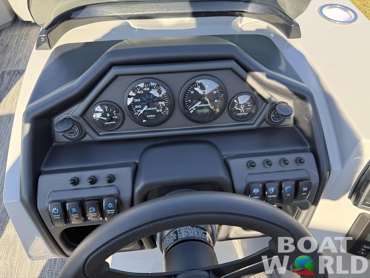 2026 Bentley Pontoons Legacy 220 Navigator Quad Lounge 