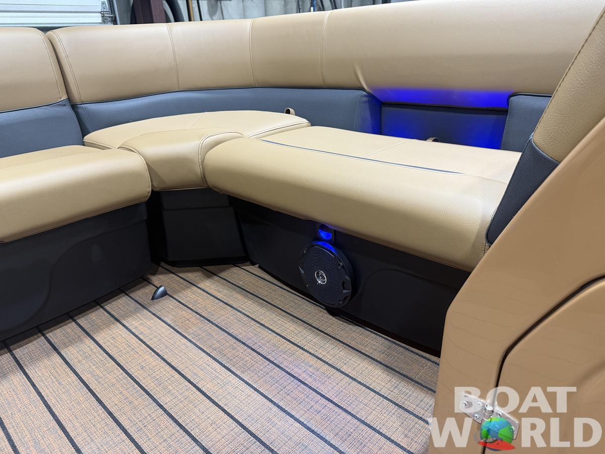 2026 Bentley Pontoons Legacy 220 Navigator Quad Lounge