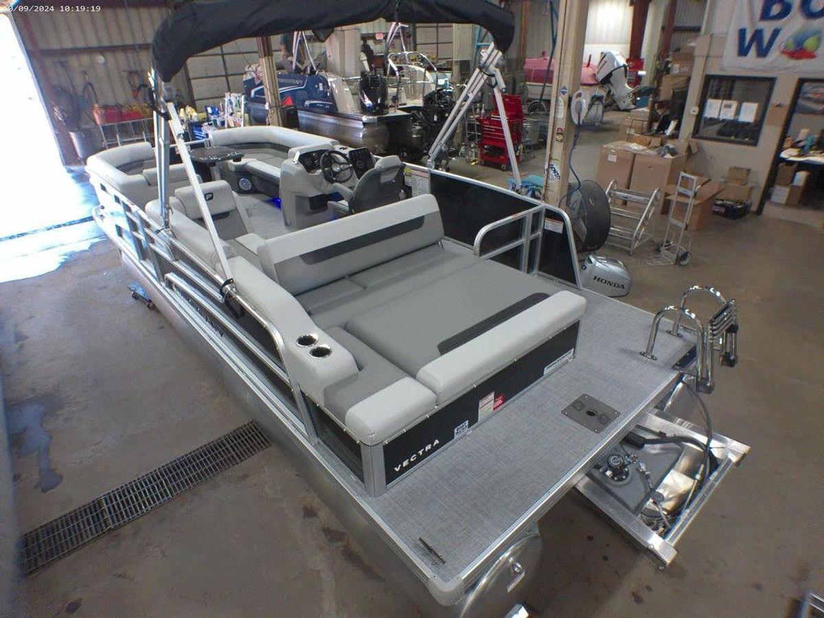 2025 Princecraft Vectra 23 RL Swingback Lounge Pontoon & Mercury 4-Stroke EFI