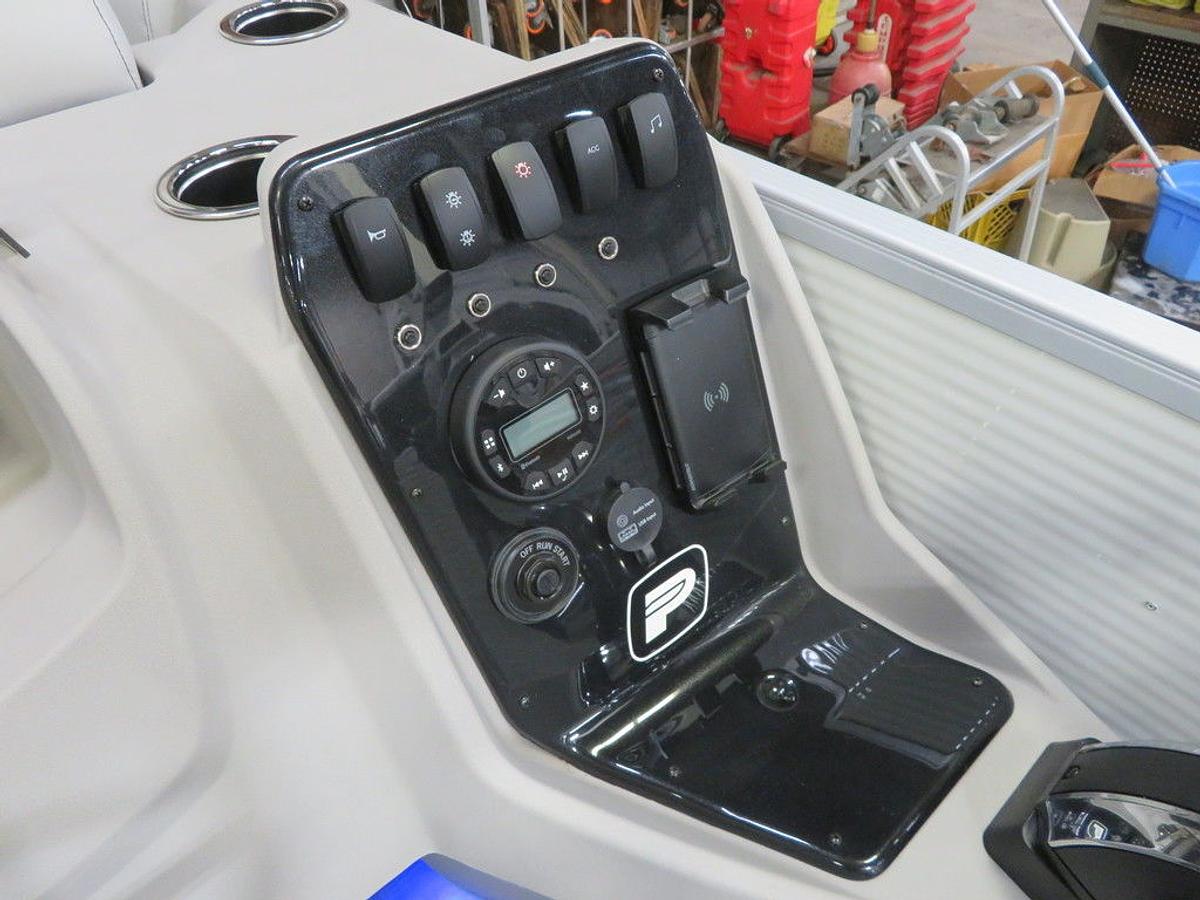 2025 Princecraft Vectra 21 RL Dinette Swingback Pontoon & Mercury 4-Stroke EFI