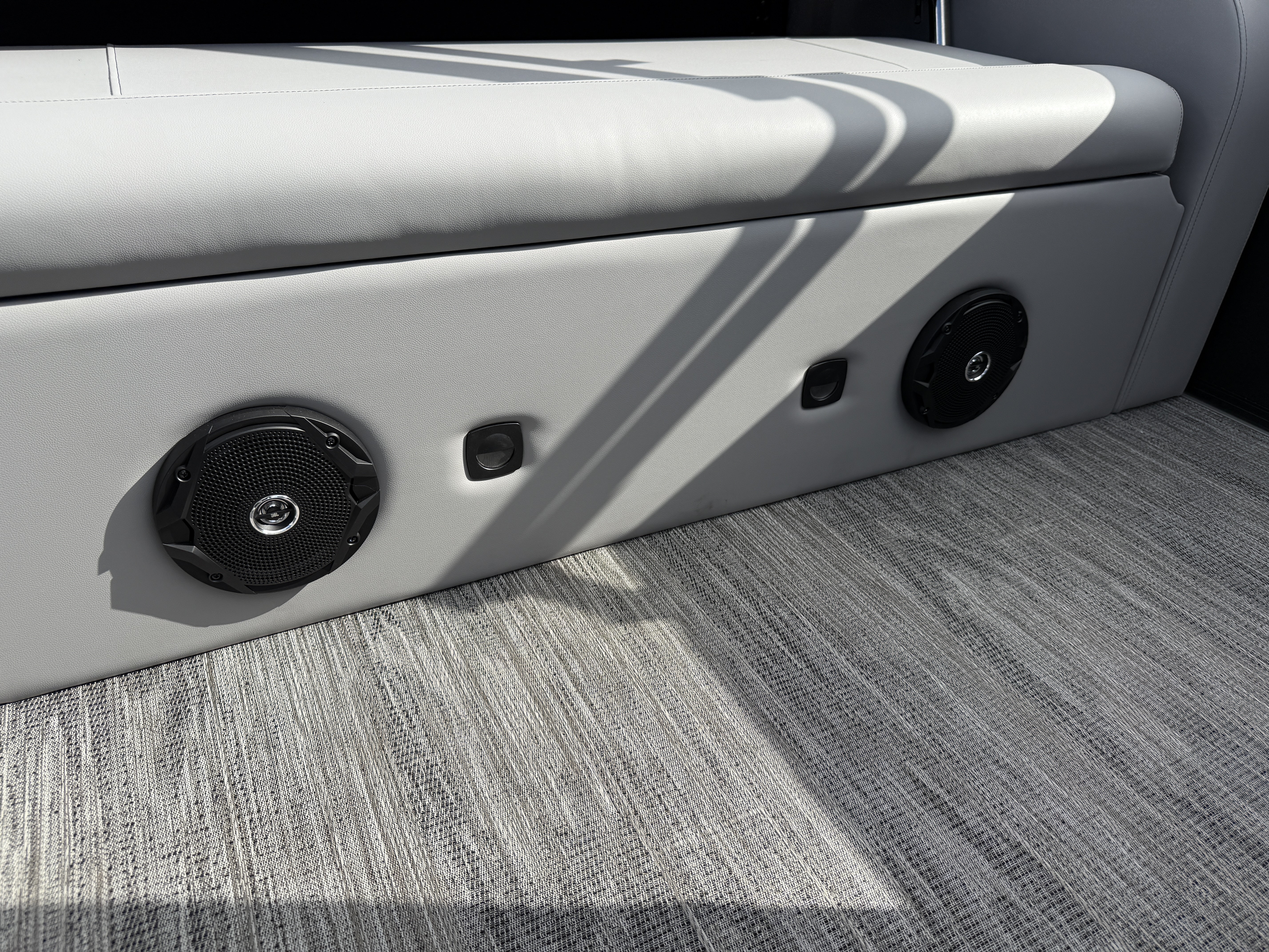 2026 Bentley Pontoons Legacy 220 Swingback 