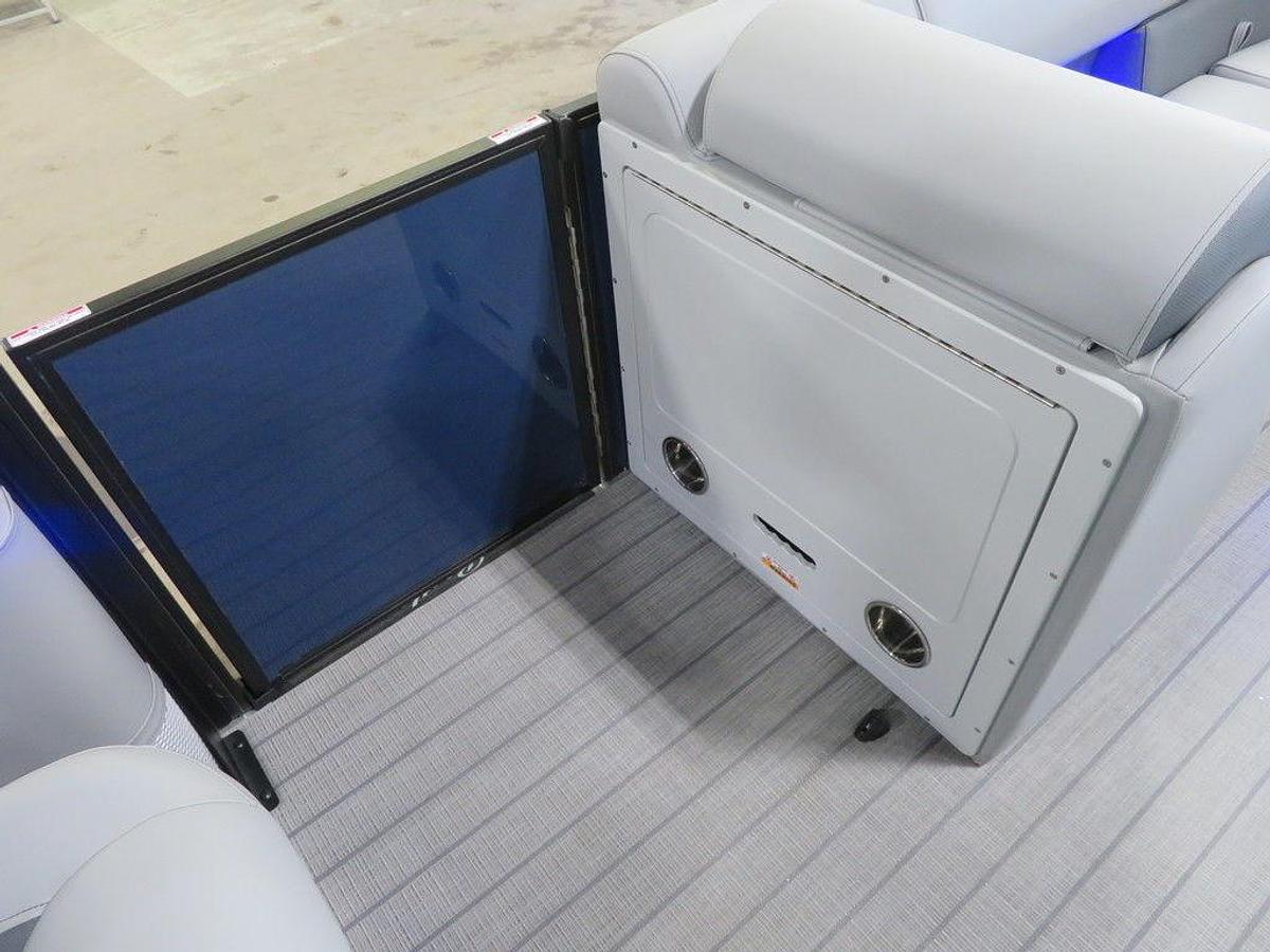 2025 Bentley Pontoons Legacy 223 QSB Swingback Tritoon & Honda 4-Stroke EFI