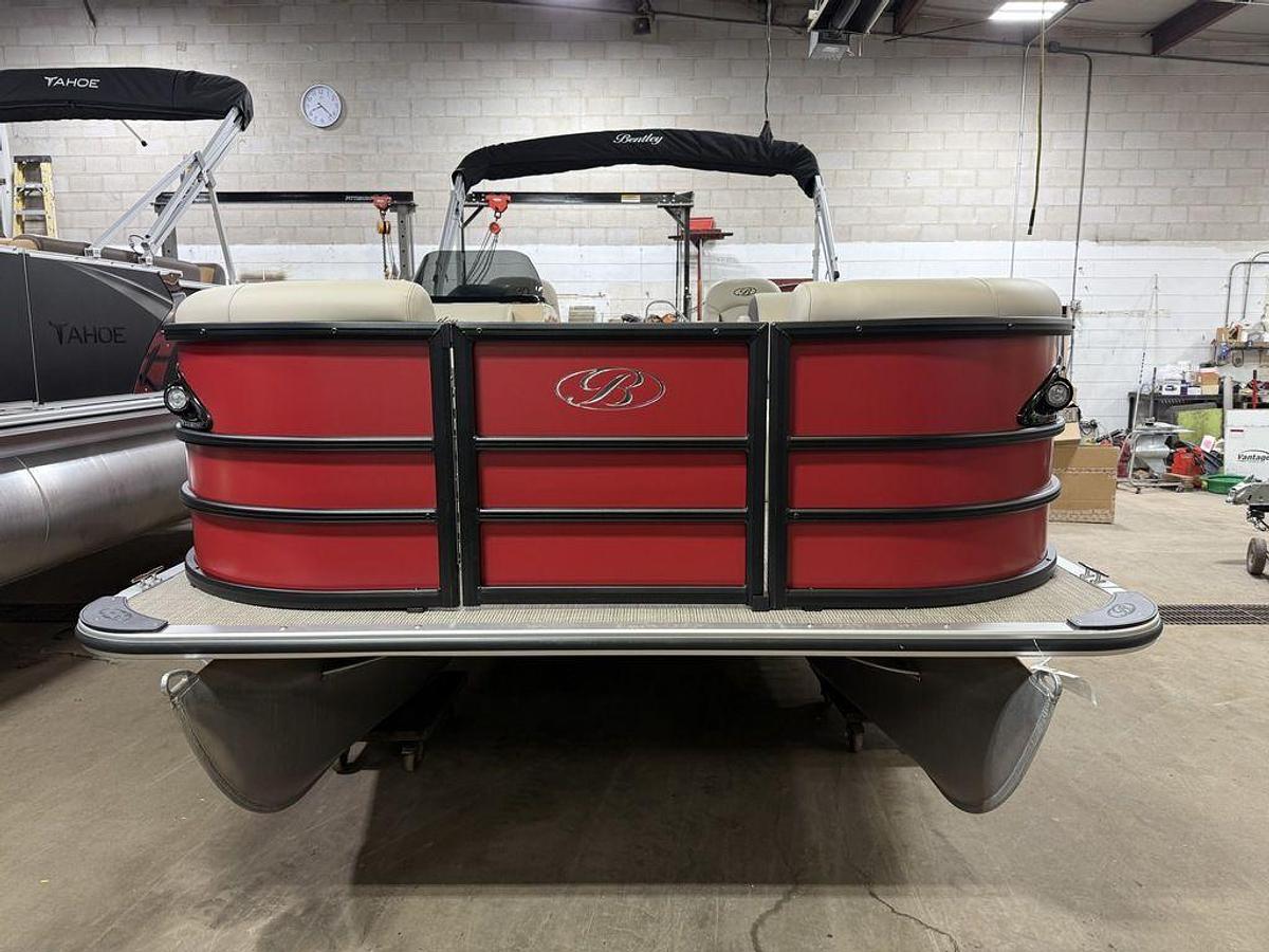 2025 Bentley Pontoons Legacy 200 Navigator Quad Lounge & Honda 4-Stroke EFI