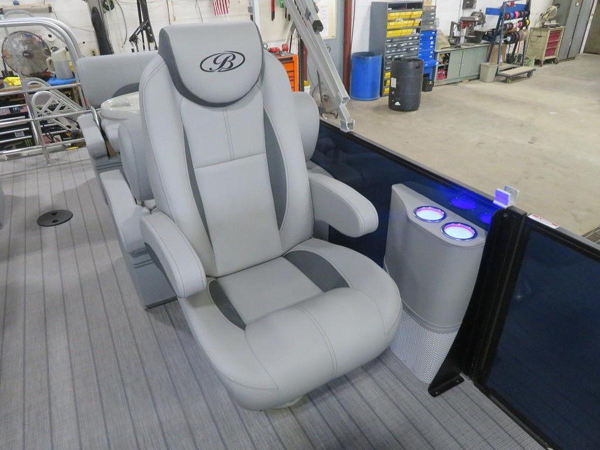 2025 Bentley Pontoons Legacy 223 QSB Swingback Tritoon & Honda 4-Stroke EFI