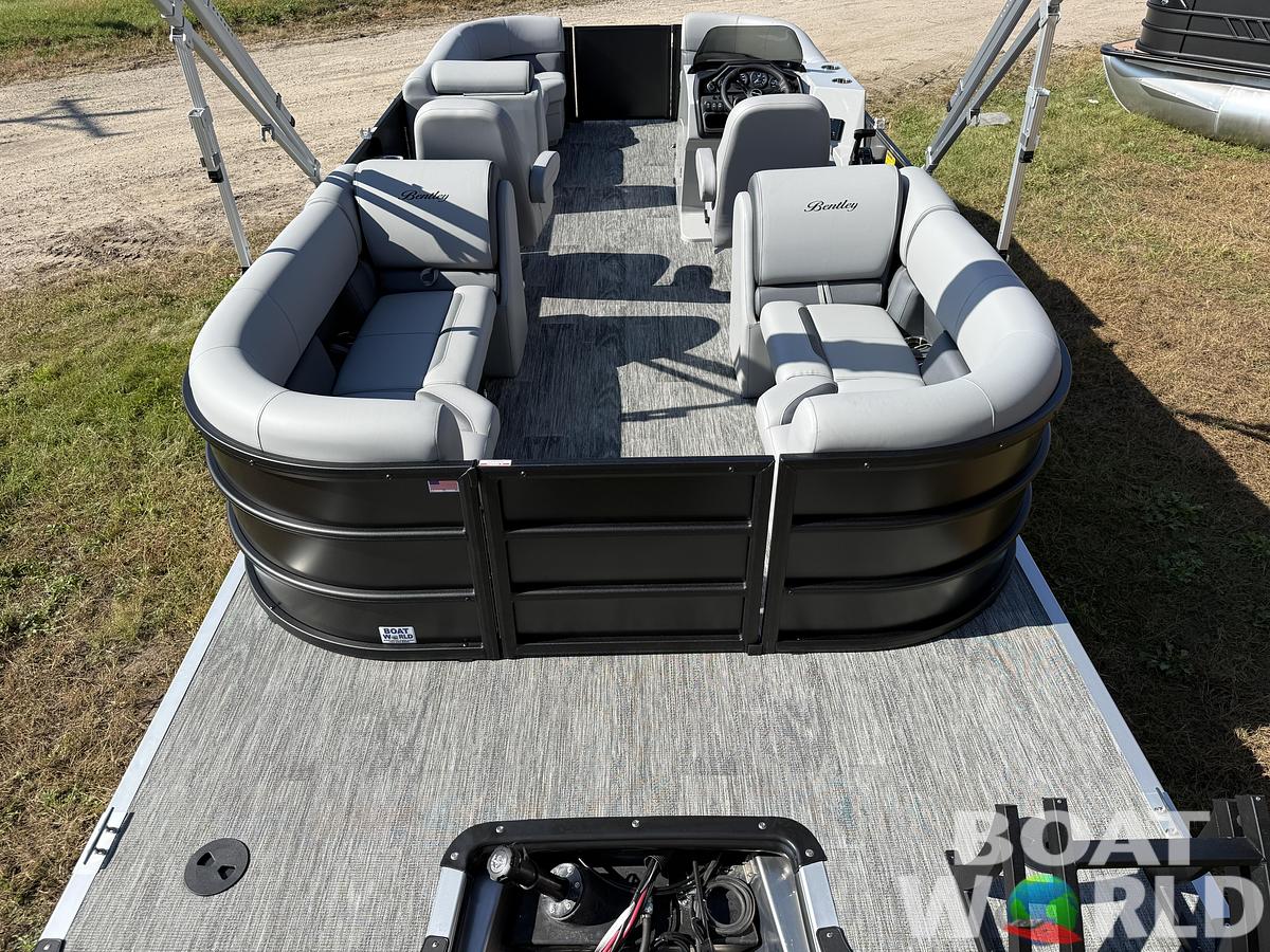2025 Bentley Pontoons Legacy 220 Navigator Quad Lounge & Honda 4-Stroke EFI
