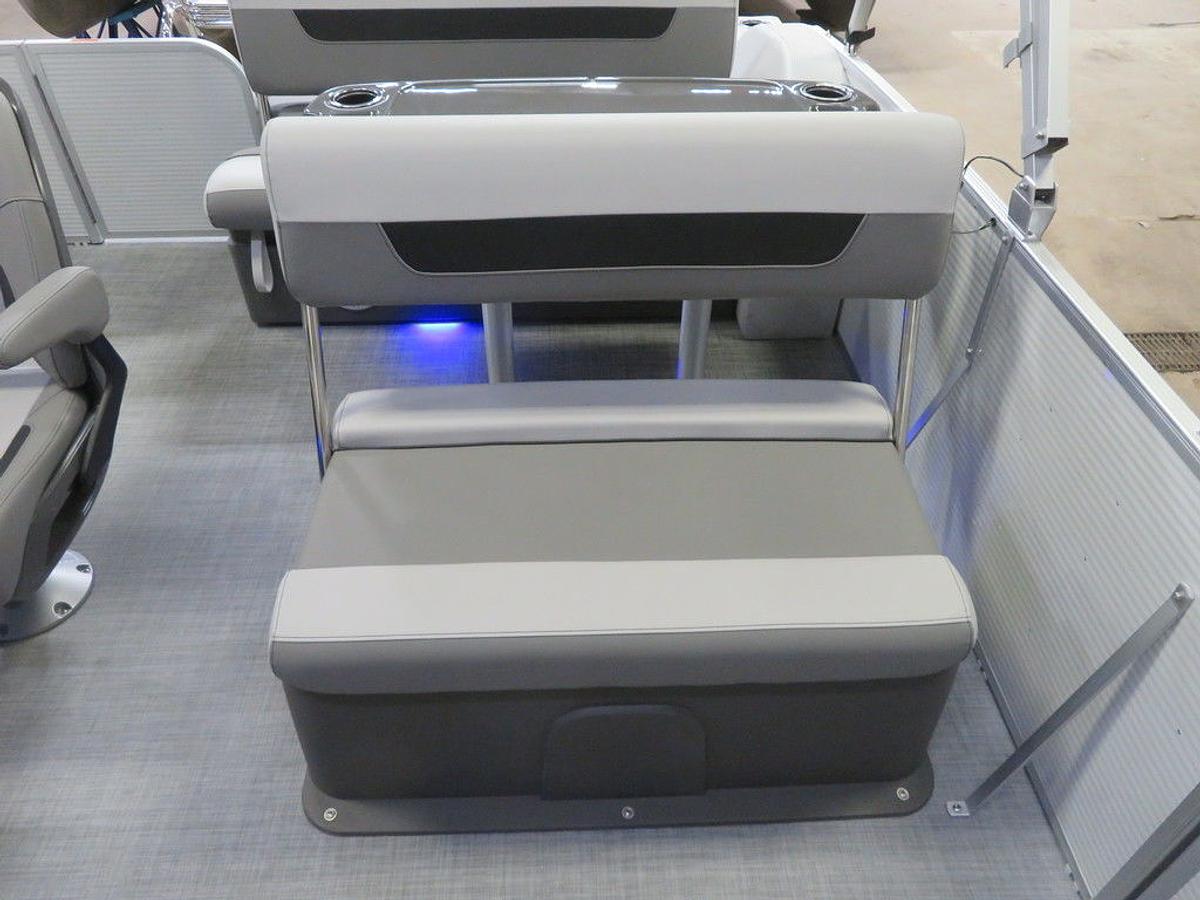 2025 Princecraft Vectra 21 RL Dinette Swingback Pontoon & Mercury 4-Stroke EFI