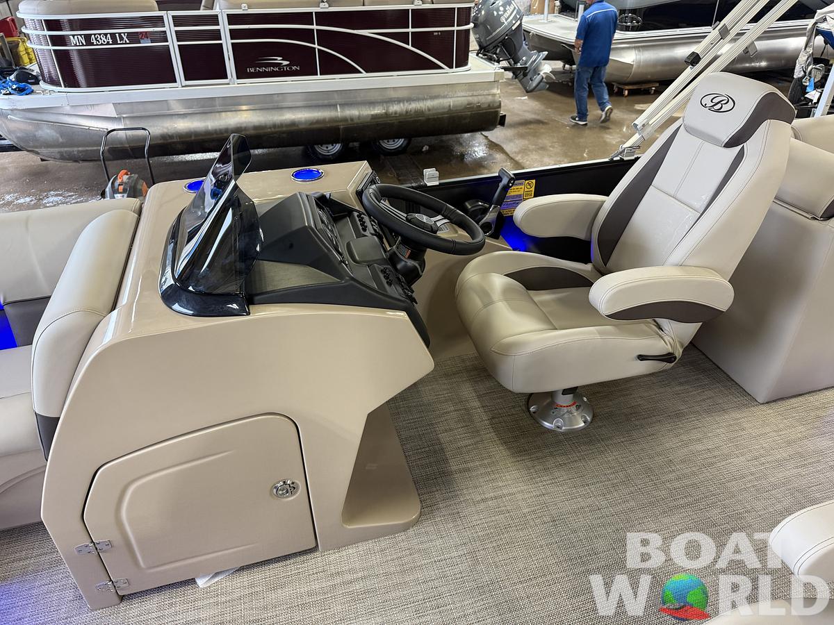 2025 Bentley Pontoons Legacy 220 Navigator Quad Lounge & Honda 4-Stroke EFI